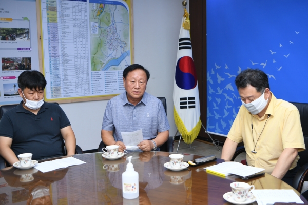 이상배 교뮨2동 주민자치위원장이 안승남 구리시장과 함께 마스크 19만장 전달식을 위한 담소를 나누고 있다.