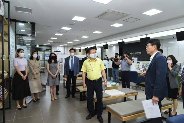임창덕 농정지원단장이 안승남 구리시장에게 상생장터에 대한 설명을 하고 있다.