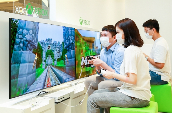 현대백화점 무역센터점 6층 '마이크로소프트 프리미엄 스토어'에서 고객들이 콘솔게임기 엑스박스(Xbox)를 체험하고 있는 모습. 사진=현대백화점그룹 제공.