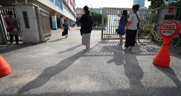 서울 마포구의 한 초등학교에서 등교하는 학생들을 바라보는 학부모 모습. 사진=연합뉴스 제공