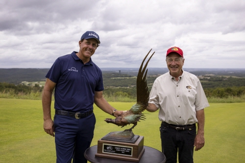 처음 출전한 PGA 챔피언스 투어에서 우승 한 필 미켈슨(왼쪽). 사진= 연합뉴스.
