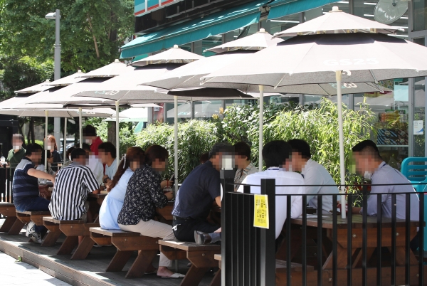 사회적 거리두기 2.5단계가 시행되고 있는 1일 점심시간 서울 시내 한 편의점 야외 테이블에서 시민들이 음료를 마시고 있다. 사진=연합뉴스.