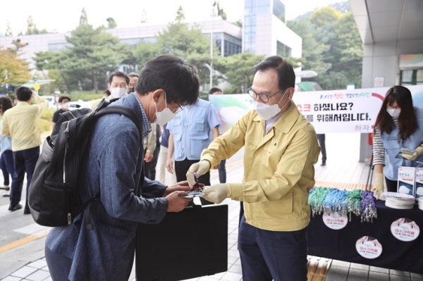 박상돈 시장이 시민들에게 마스크목걸이와 KF94 마스크를  배부하고 있다.