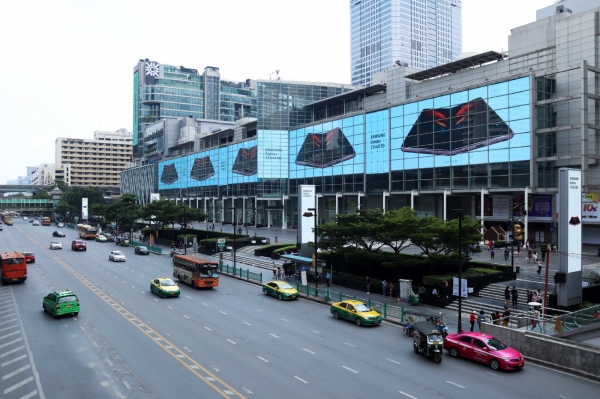 태국 방콕에 위치한 쇼핑센터 센트럴 월드(Central World)에 설치된 '갤럭시 Z 폴드2' 옥외광고. 사진=삼성전자 제공