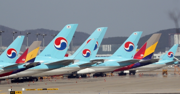 인천국제공항에 대한항공과 아시아나항공의 항공기가 서 있다. 사진=연합뉴스