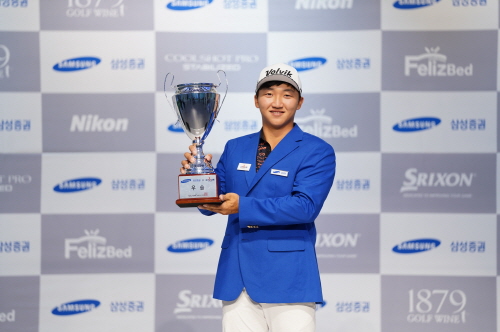 GTOUR 남자 5차 대회 정상에 오른 김홍택이 우승컵을 들고 기념촬영을 하고 있다. 사진= 골프존.