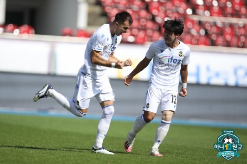 골 세리머니를 펼치는 인천 유나이티드의 무고사(왼쪽). 사진= 한국프로축구연맹.