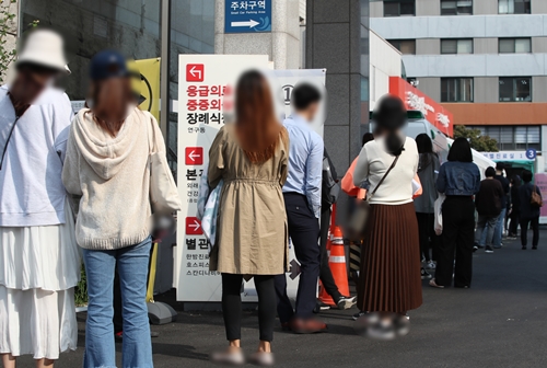 지난달 30일 서울 중구 국립중앙의료원 코로나19 선별진료소 앞이 붐비고 있다. 사진=연합뉴스