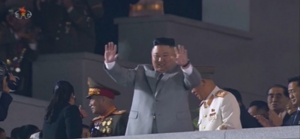 북한이 10일 노동당 창건 75주년을 맞아 열병식을 열었다고 조선중앙TV가 보도했다. 김정은 국무위원장이 연설에 앞서 광장에 모든 시민들에게 손을 들어 인사하고 있다. 사진=연합뉴스