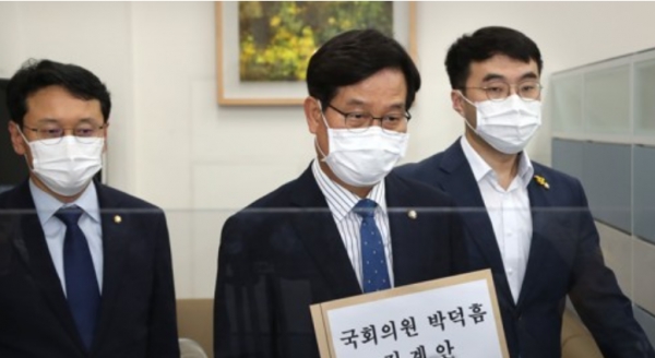 더불어민주당 천준호(왼쪽부터), 신동근, 김남국 의원이14일 무소속 박덕흠 의원 징계안을 국회 의안과에 제출하고 있다. 사진=연합뉴스