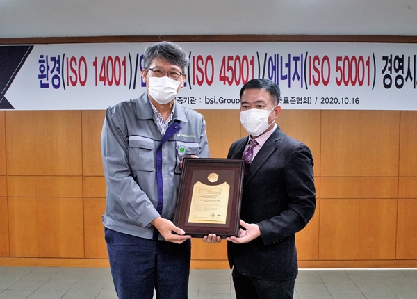 최삼영(왼쪽) 동국제강 인천공장장이 송경수 BSI Korea 대표로부터 ISO 14001, 45001, 50001 시스템 인증서를 받고 있다. 사진=동국제강 제공