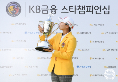 KB금융 스타챔피언십 정상에 오른 김효주가 우승컵에 입맞춤을 하고 있다. 사진= KLPGA.