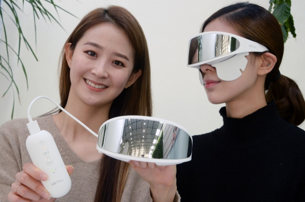 모델들이 LG전자가 새롭게 선보인 눈가 전용 뷰티기기 'LG 프라엘 아이케어(모델명: EWN1)'를 소개하고 있다. 사진=LG전자 제공