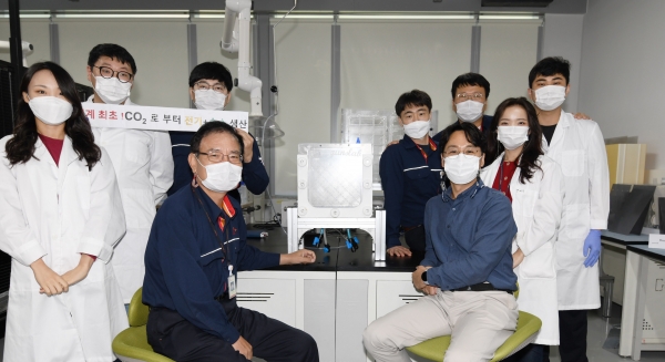 김건태 UNIST 교수팀과 SK이노베이션 울산CLX 엔지니어들이 실증화 사업 협의 후 기념사진을 촬영하고 있다. 사진=SK이노베이션 제공
