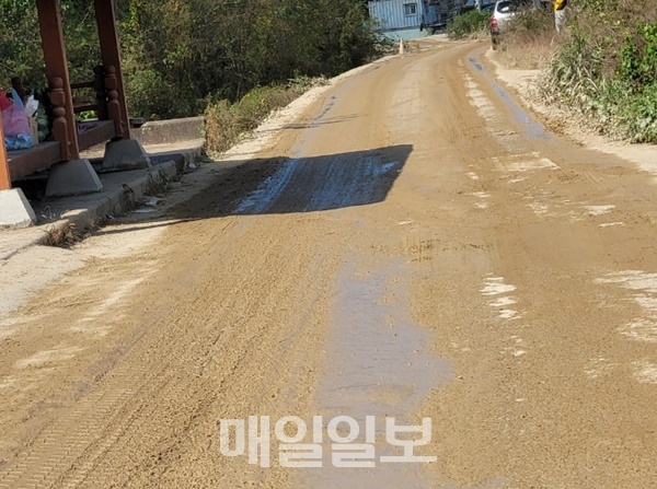 김천시 감천면 용호리 골재선별 임시야적장 주변 도로가 진흙탕으로 변해 있다.