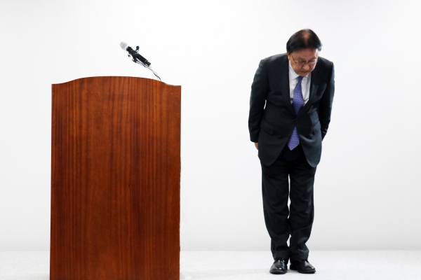 박근희 CJ대한통운 대표이사가 22일 오후 서울 중구 태평로빌딩에서 택배 노동자 사망 사건과 관련해 사과하며 고개를 숙이고 있다. 사진=CJ대한통운 제공