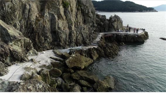 여수시민사회단체연대회의가 바닷가 자연암석에 인공콘크리트가 타설돼 수려한 자연환경이 파괴된 현장이라고 지적했다. (사진 = 여수MBC)