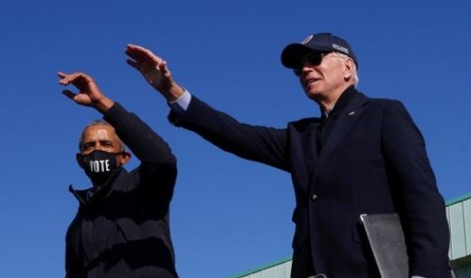 조 바이든(오른쪽) 미국 민주당 대선 후보와 버락 오바마 전 대통령이 지난달 31일(현지시간) 미시간주 플린트에서 열린 드라이인 유세에 함께 나서 제스처를 취하고 있다. 로이터=연합뉴스