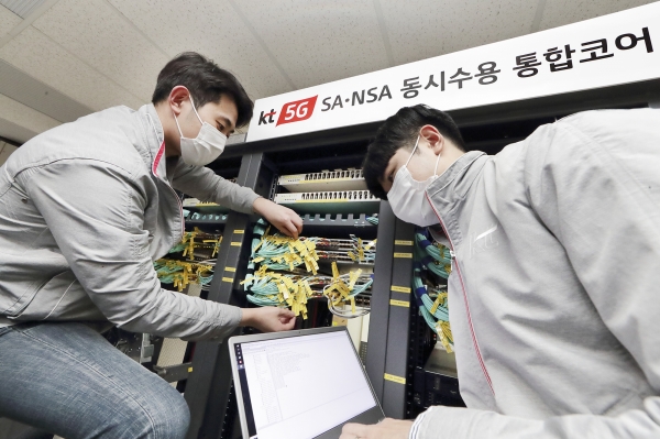 KT 네트워크 직원들이 서울 구로구 KT 구로타워에서 ‘5G SA-NSA 통합 코어망’을 점검하고 있다. 사진=KT 제공
