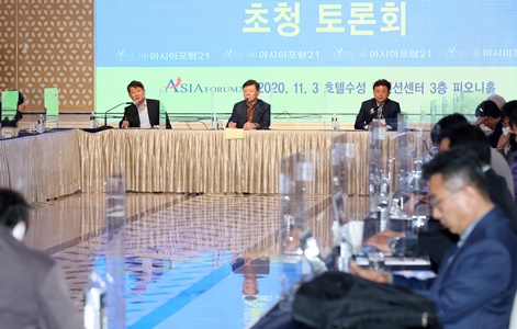 권영진(왼쪽 첫째) 대구시장이 아시아포럼21 토론회에 참석해 발언하고 있다. 사진=아시아포럼21 제공