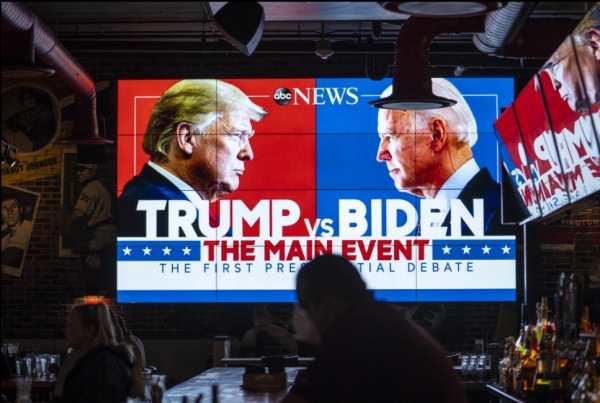 지난 9월 미국 수도 워싱턴 DC의 한 스포츠바에서 도널드 트럼프 대통령과 조 바이든 전 부통령의 첫 TV 토론을 중계하고 있다. 사진=AFP