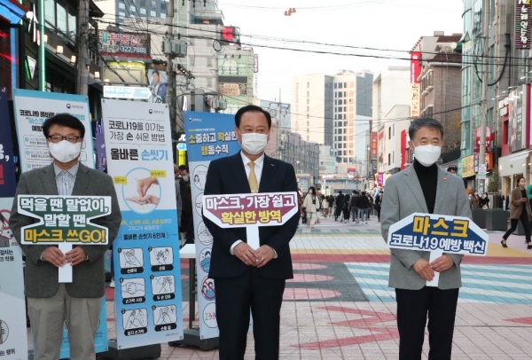 이달 13일부터 서울시 전 지역에서 마스크 착용이 의무화 되고 위반 시엔 과태료 10만원이 부과된다. 사진=마포구 제공