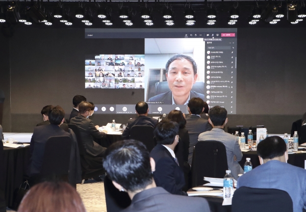 노보텔 앰배서더 동대문에서 열린 2020 KT그룹 혁신성과공유회에서 온라인으로 참여한 임직원들이 발언하고 있다. 사진=KT 제공