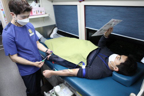 GC녹십자 임직원이 16일 경기도 용인의 GC녹십자 본사에서 열린 ‘사랑의 헌혈’ 행사에 참여하고 있다. 사진=GC녹십자 제공