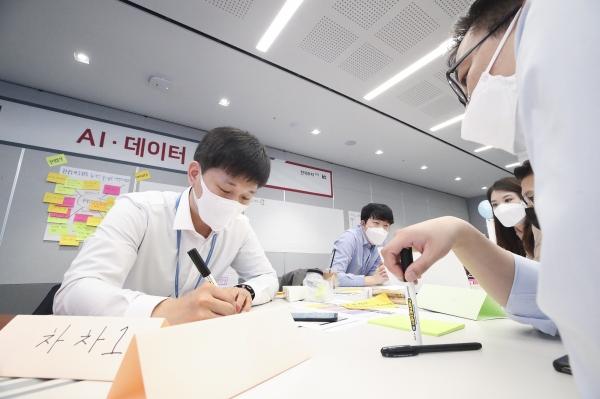 한국투자증권 직원들이 ‘AI원팀 기업실무형 AI·데이터 분석 과정’에 참석해 KT의 과제 발굴 프로그램인 ‘1등 워크숍’을 진행하고 있는 모습. 사진=KT 제공