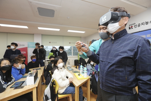경북 의성군 안계면 안계초등학교 ‘10GiGA AI스쿨’에서 이철우 경상북도지사가 KT 슈퍼 VR 학습 콘텐츠를 체험하고 있다. 사진=