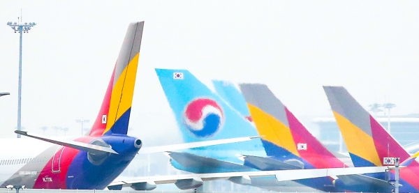 인천국제공항 대한항공과 아시아나항공 정비창 앞에 양사 여객기가 세워져 있다. 사진=연합뉴스