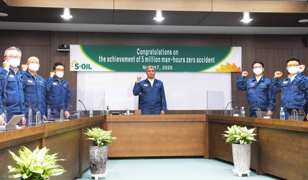 후세인 알 카타니 에쓰오일(S-OIL) CEO(가운데)가 지난 17일 울산공장을 방문하여 무재해 500만인시 안전기록을 달성한 임직원들을 격려하고 안전 조업을 다짐하고 있다. 사진=에쓰오일 제공