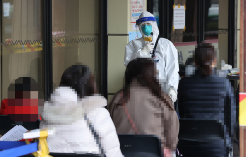 27일 오전 서울 송파구보건소 선별진료소를 찾은 시민들이 신종 코로나바이러스 감염증(코로나19) 검사를 받기 위해 차례를 기다리고 있다. 사진=연합뉴스