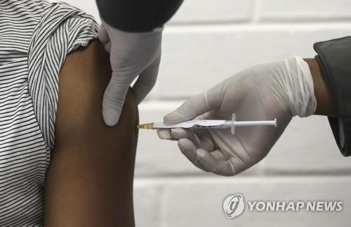 지난 6월 남아공 요하네스버그에서 코로나19 백신 임상시험의 접종을 하는 모습. 사진=연합뉴스