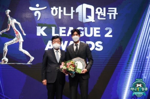 공로상을 받은 정조국(오른쪽)과 권오갑 한국프로축구연맹 총재가 기념 촬영을 하고 있다. 사진= 한국프로축구연맹.
