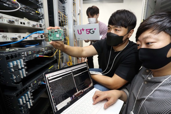 LG유플러스 직원들이 양자내성암호 기술을 검증하고 있는 모습. 사진=LG유플러스 제공