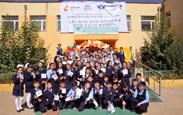 IT 인프라와 창작 교육 프로그램을 지원하는 ‘스마일게이트 글로벌 희망학교’ 프로그램인 몽골 글로벌 희망학교 개소식이 열렸다. 사진=스마일게이트 제공