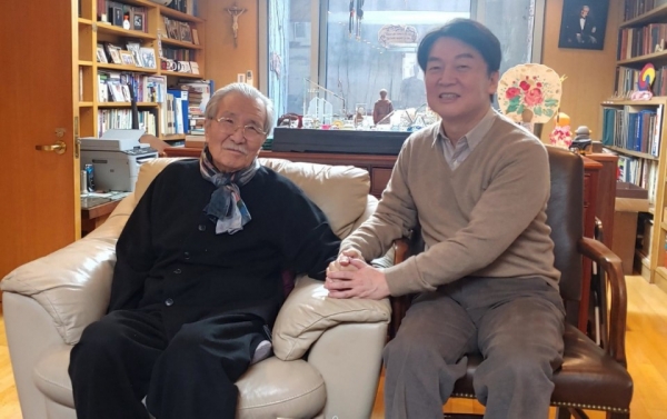 김동길 연세대 명예교수(왼쪽)와 안철수 국민의당 대표. 사진=국민의당 제공