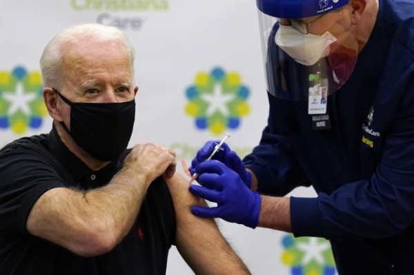 조 바이든 미국 대통령 당선인이 11일(현지시간) 델라웨어주 뉴왁의 크리스티나 병원에서 미국 제약회사 화이자의 코로나19 백신 2차 접종을 받고 있다. 사진=AP