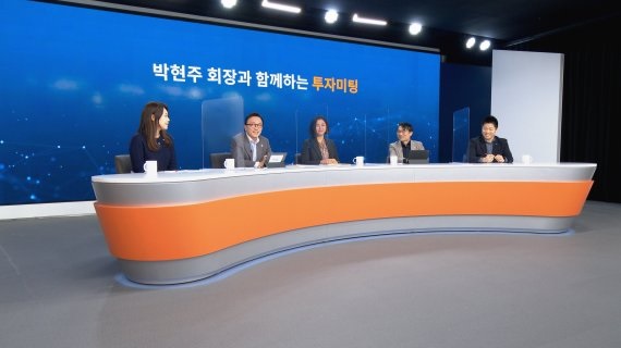 박현주 미래에셋대우 회장(왼쪽 2번째)와 연구원들이 투자미팅을 하고 있다. 사진=미래에셋대우