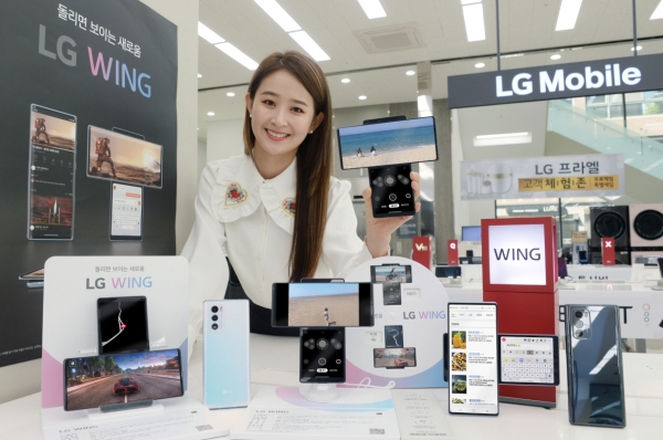 LG전자 모델이 지난해 9월 출시한 스마트폰 LG윙을 소개하고 있다. 사진=LG전자 제공