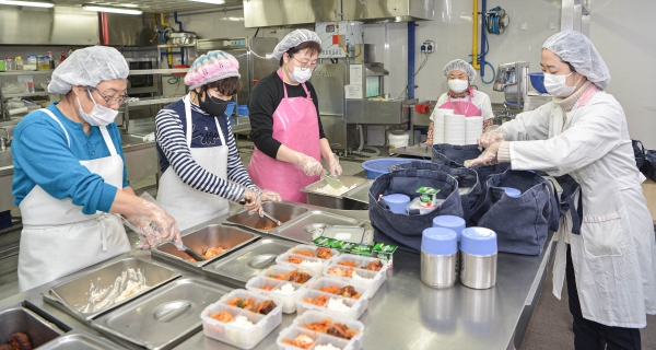 경기도 성남시 하얀마을복지회관 경로식당에서 영양사와 지역 봉사자들이 도시락을 만들고 있다. 사진=SK㈜ 제공