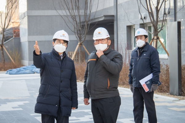 6월 첫 입주를 앞둔 검단신도시 아파트 건설현장을 점검하는 이재현 서구청장