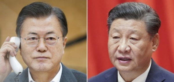 문재인 대통령(왼쪽)이 26일 오후 청와대에서 시진핑 중국 국가주석과 전화 통화하고 있다. 2021.1.26 [청와대 제공, 신화사 자료사진] 사진=연합뉴스