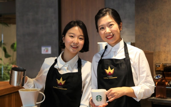 스타벅스 코리아 17대 커피대사 선발된 전주이(왼쪽),김성은(오른쪽) 파트너. 사진=스타벅스 코리아 제공