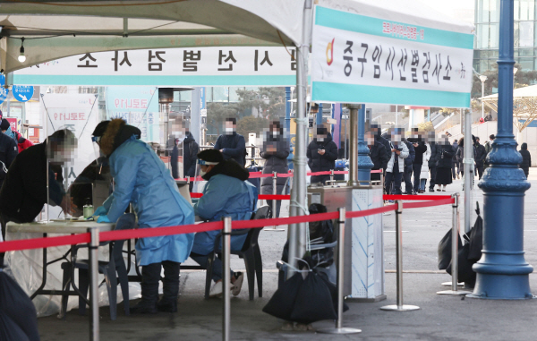 서울역 임시선별검사소에서 시민들이 신종 코로나바이러스 감염증(코로나19) 검사를 받기 위해 줄을 서있다. 사진=연합뉴스 제공