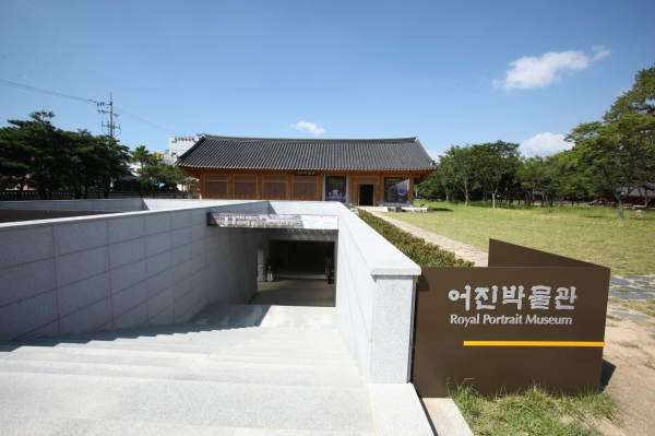 태조어진이 봉안된 전북 전주 어진박물관이 오는 12월까지 3D 맵핑 기술 등 첨단기술을 활용한 실감나는 디지털 공간으로 변신한다.(자료제공 = 전주시)