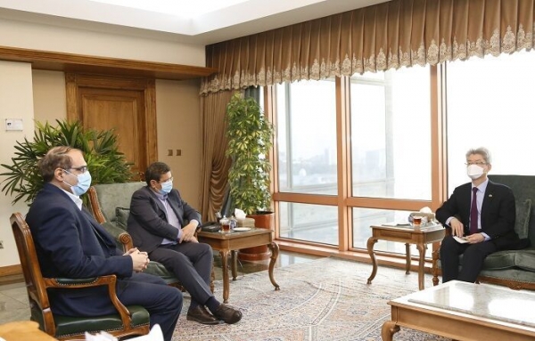 21일 이란 테헤란에 위치한 한국대사관에서 유정현 주이란대사와 헴마티 이란 중앙은행장이 회담을 하고 있다. 사진=이란 정부 홈페이지