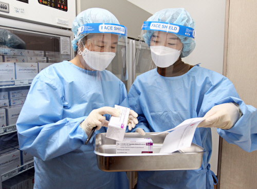 아스트라제네카(AZ) 코로나19 백신 접종을 하루 앞둔 25일 서울 동작구 보건소에서 방역 관계자들이 백신 수량을 확인하고 있다. 사진=연합뉴스