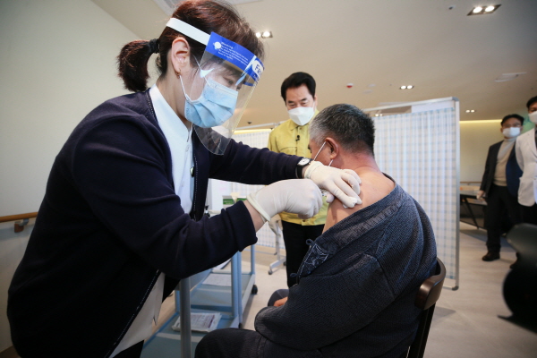 26일 흥덕우리요양병원에서__9 백신 접종자인 곽세근씨가 백신을 맞고 있다.